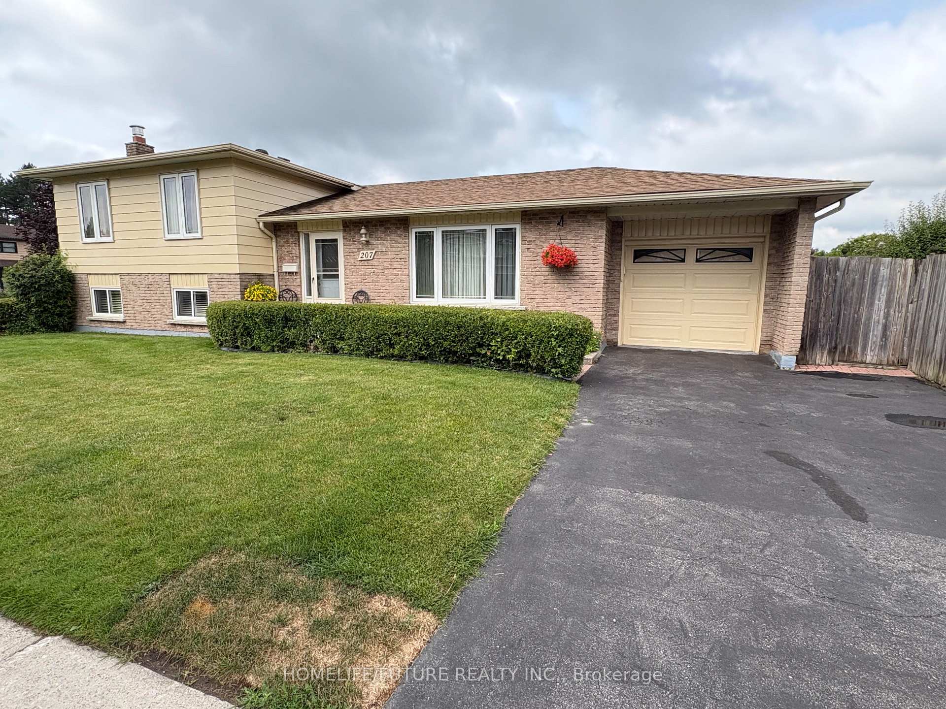 207 Michael Boulevard, Whitby, ON L1N 6B5
