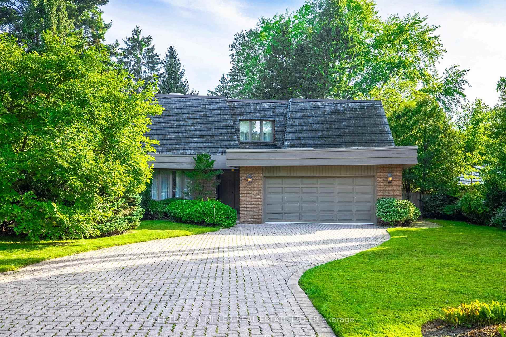 16 Colonial Crescent, Oakville, ON L6J 4K9