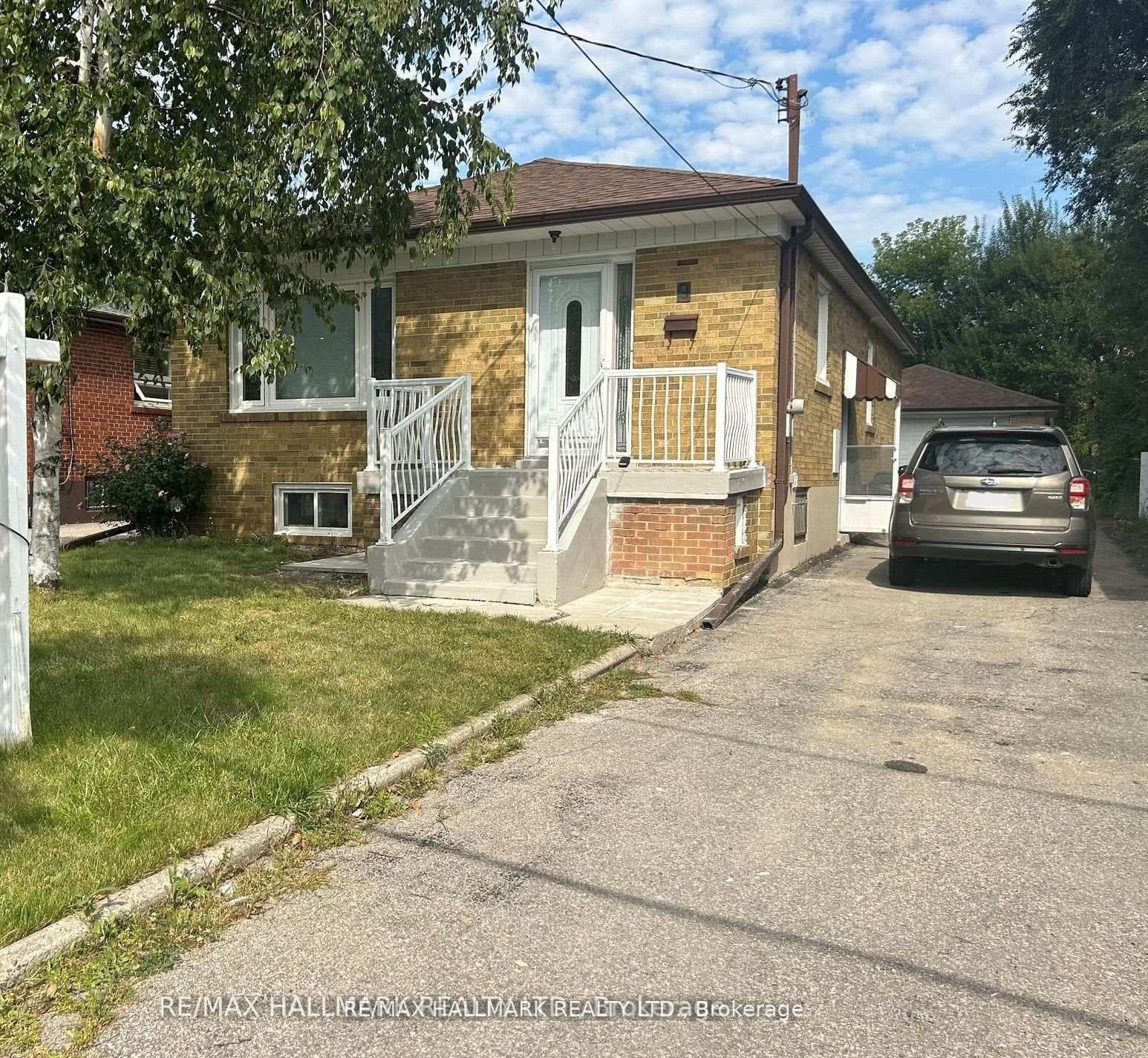 9 Macleod Street, Toronto, ON M6L 2M7