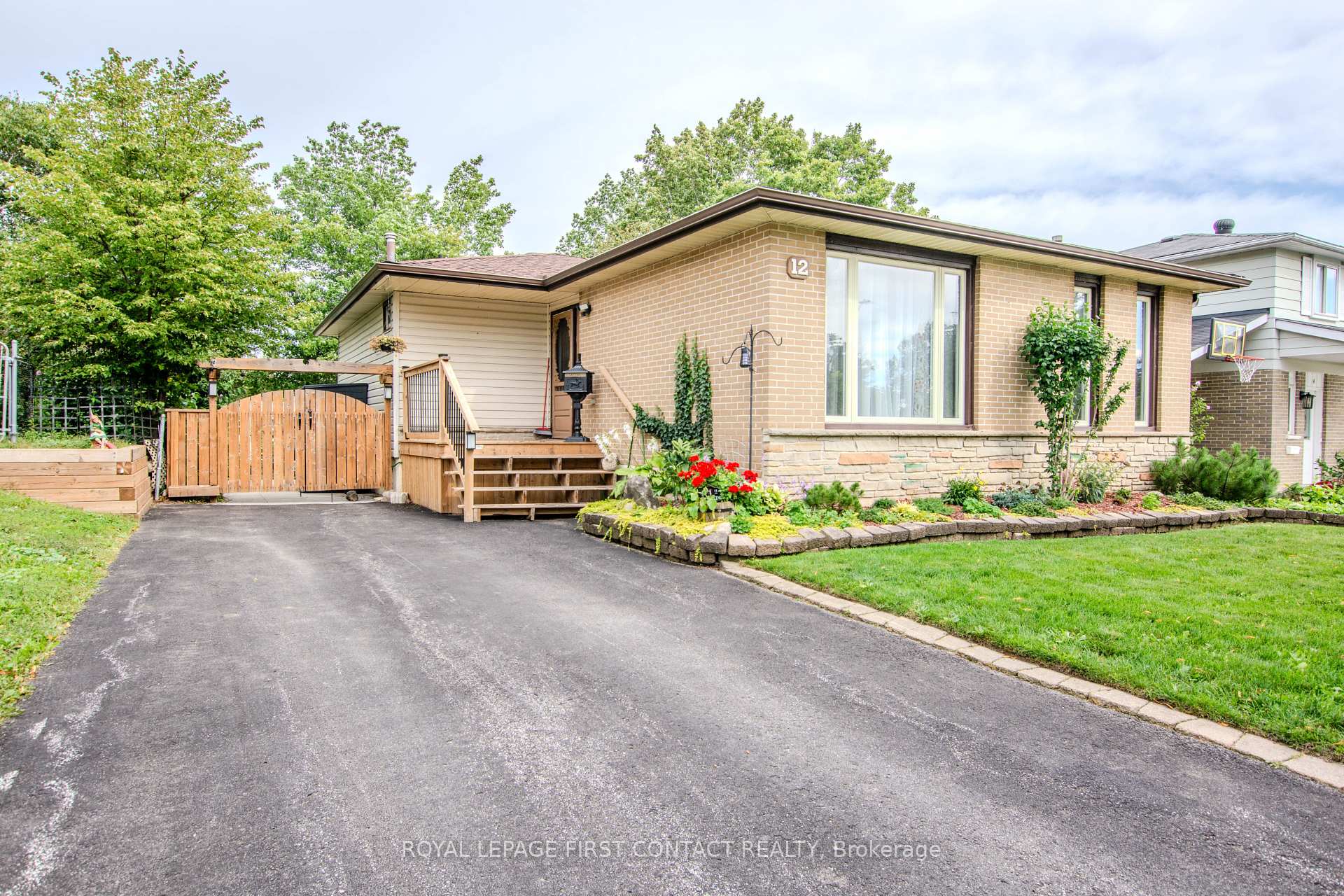 12 Daphne Crescent, Barrie, ON L4M 2Y8