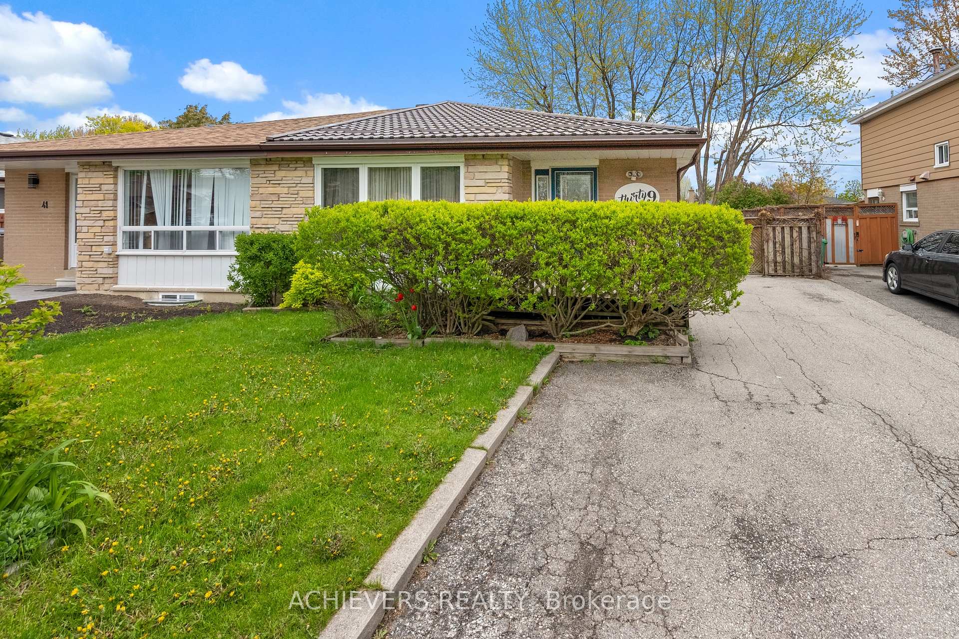 39 Danesbury Crescent, Brampton, ON L6T 1T2