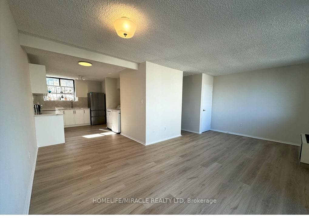 665 Kennedy Road 303, Toronto, ON M1K 5E2