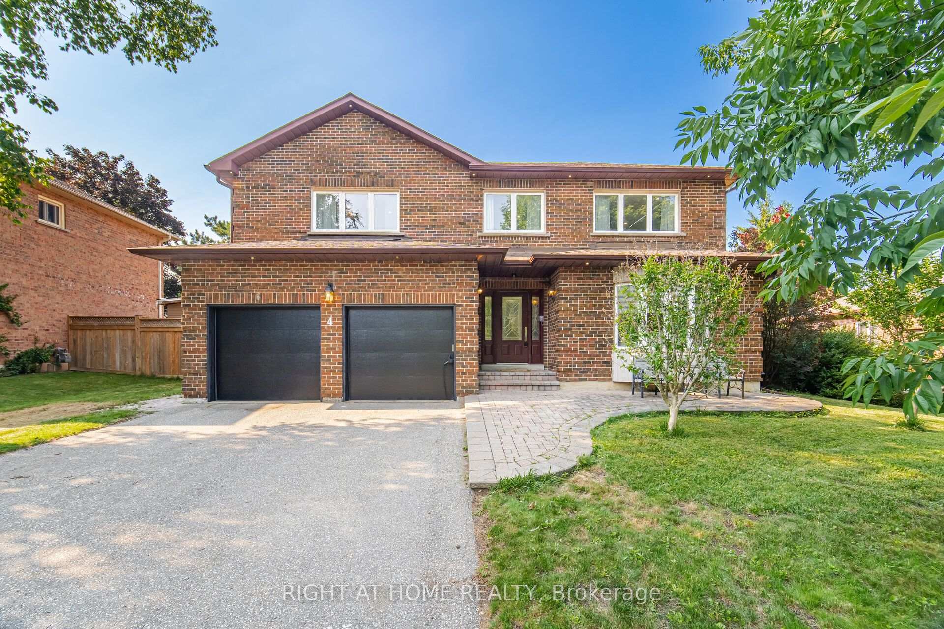 4 Simmons Crescent, Aurora, ON L4G 6B4