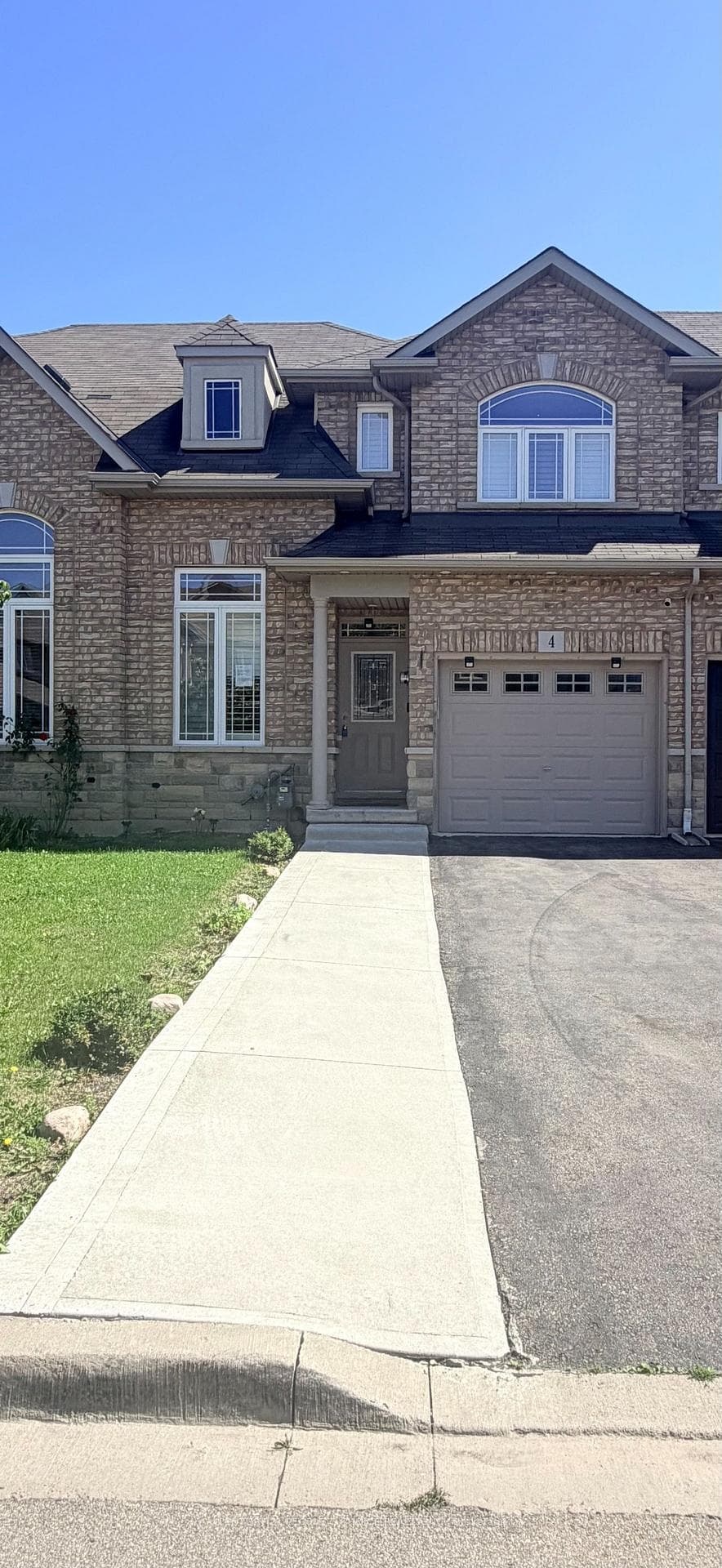 4 Charleswood Crescent, Hamilton, ON L0R 1P0