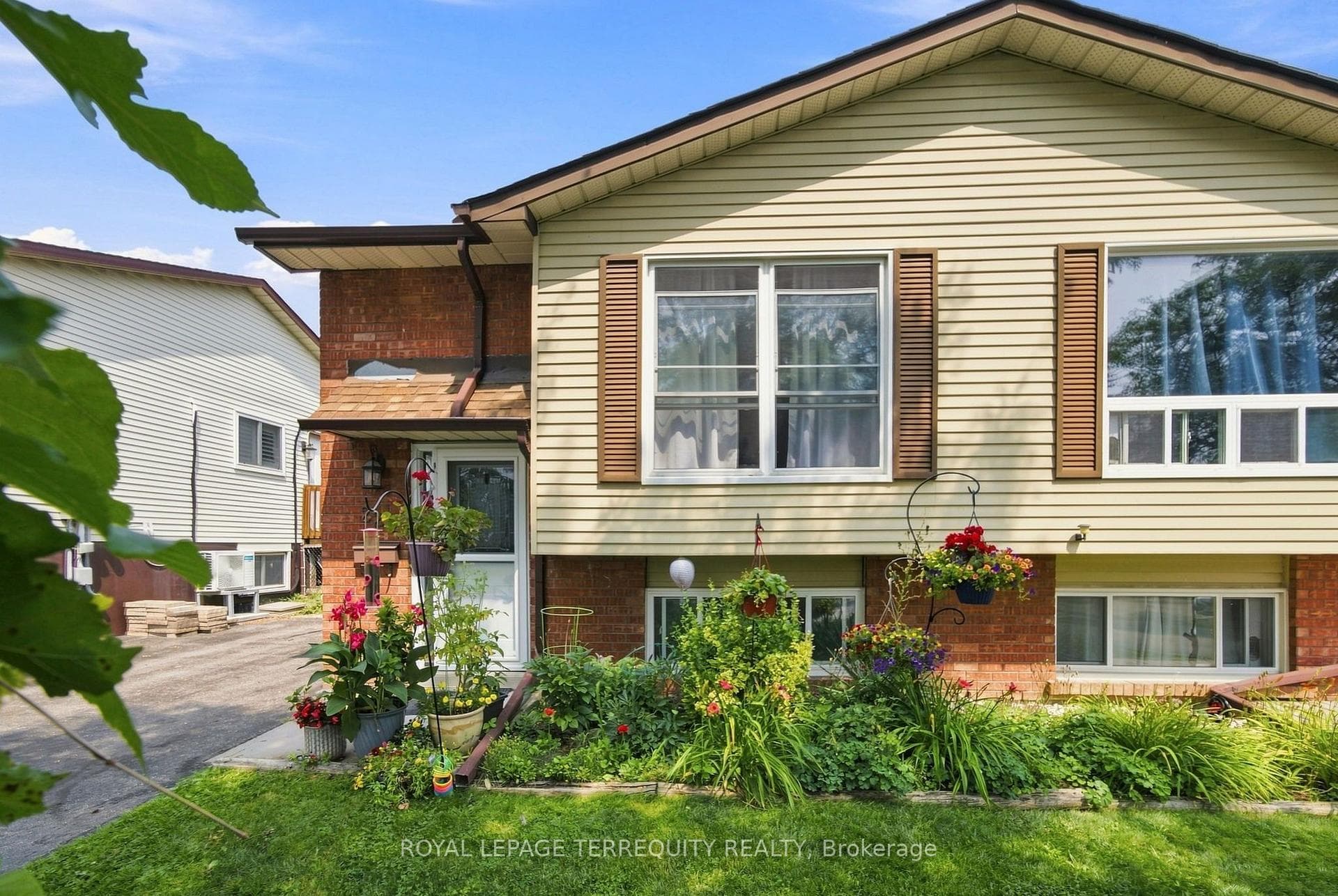 224 Medina Court, Oshawa, ON L1J 7E1