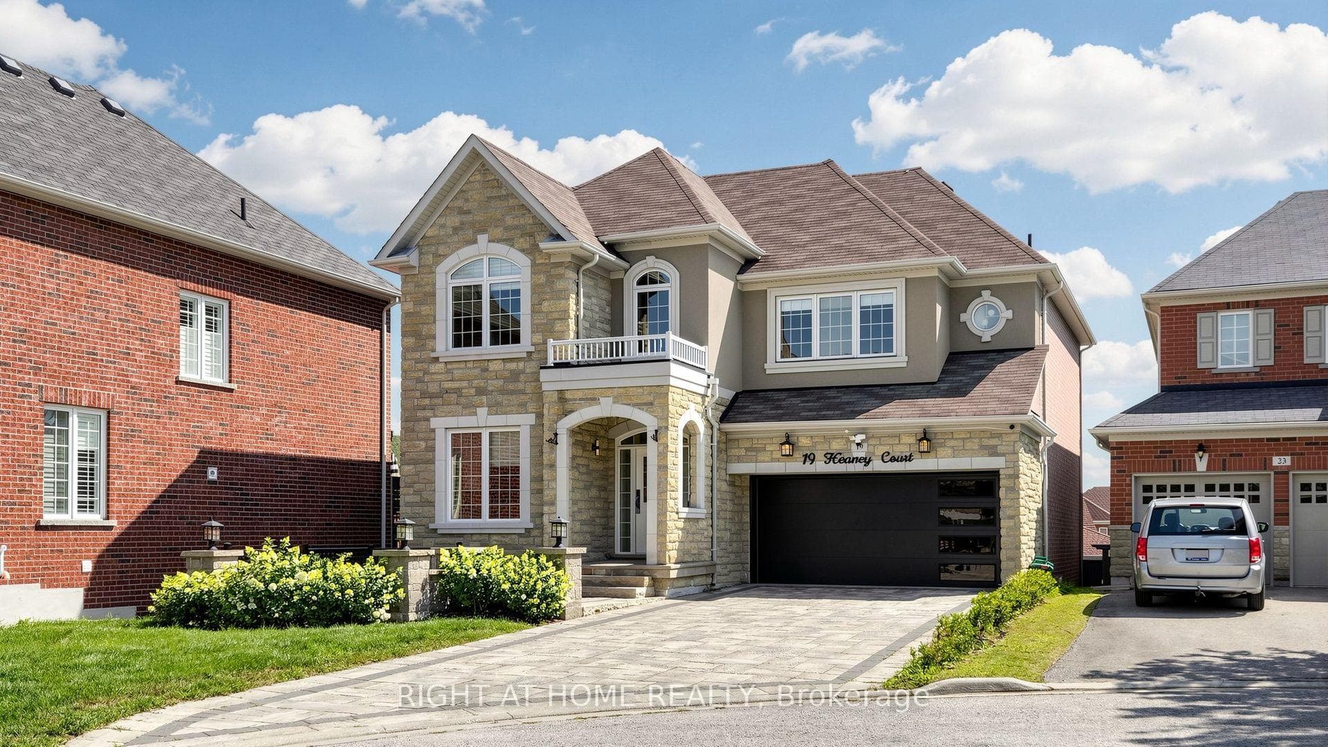 19 Heaney Court, Aurora, ON L4G 0J7